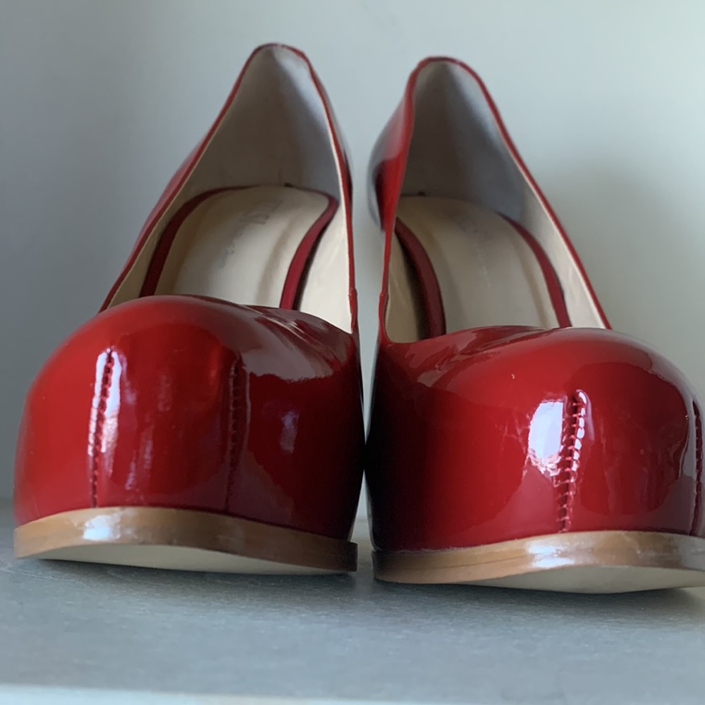 Woman’s red patent leather shoe - Picture 2 of 4